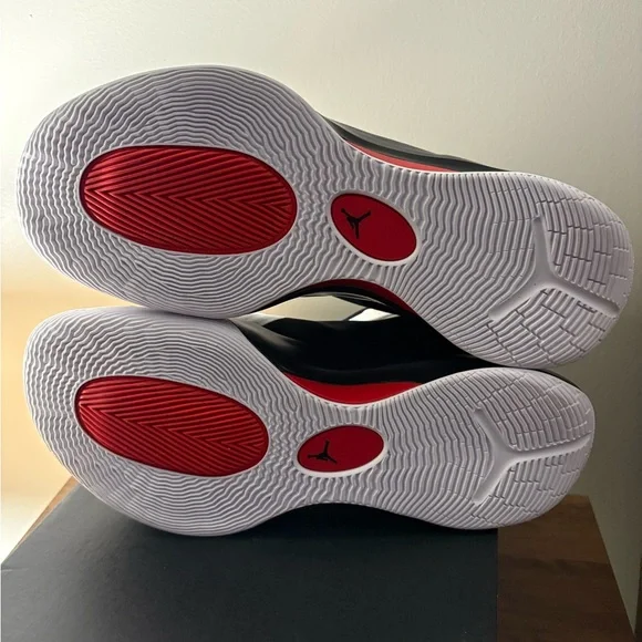 Jordan Athletic Shoes in Black and White - Picture 4 of 6